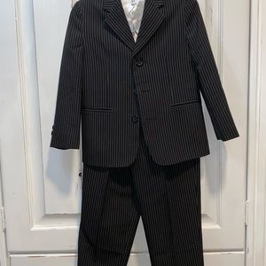 Size 5/6 Boys 3 piece suit, black/white pin stripe